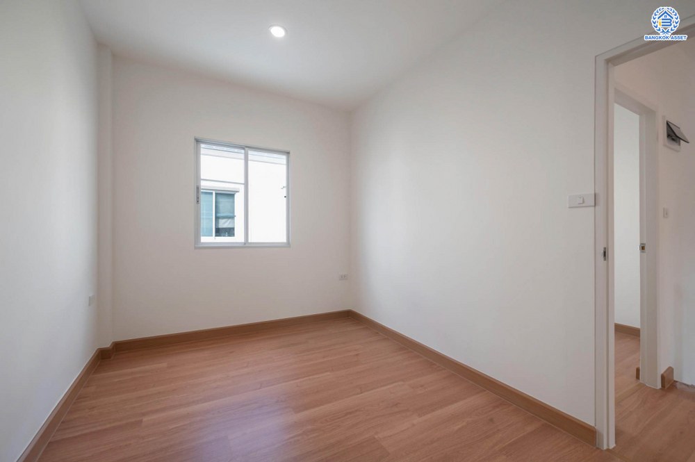 บ้านมือสองตกแต่งใหม่ โครงการ ลุมพินีทาวน์วิลล์ ราชพฤกษ์-นครอินทร์ เนื้อที่ 17.5 ตร.ว. ฟังก์ชัน 3 ห้องนอน 2 ห้องน้ำ จอดรถได้ 2 คัน บรรยากาศโครงการมีความเป็นส่วนตัว พร้อมสิ่งอำนวยความสะดวกโครงการครบครัน บนทำเลดีเชื่อมต่อเข้าเมืองได้ง่าย ทั้งถนนราชพฤกษ์ ถนนนครอินทร์ จุดขึ้นทางด่วน "ศรีรัช"...